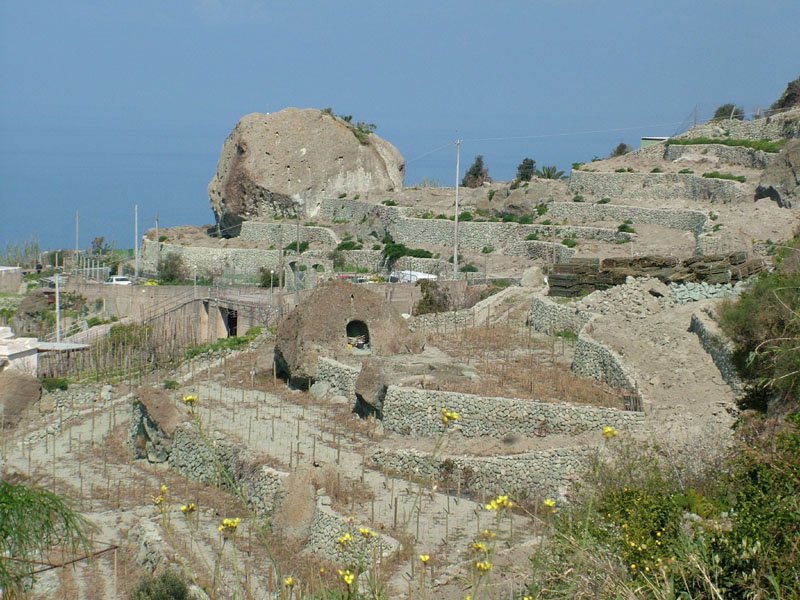 collina di montecorvo con parracine e massi